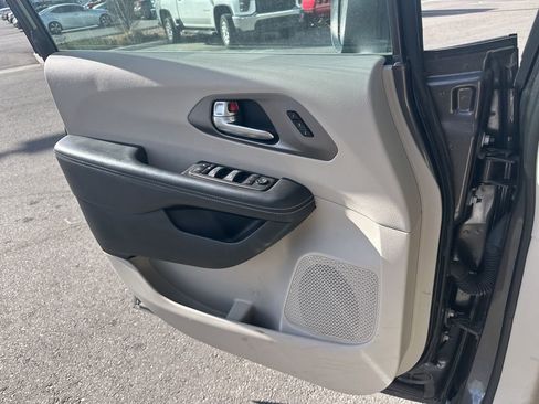 Used 2023 Chrysler Pacifica Touring-L FWD image 18
