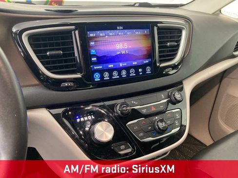 Used 2017 Chrysler Pacifica Touring-L FWD image 2