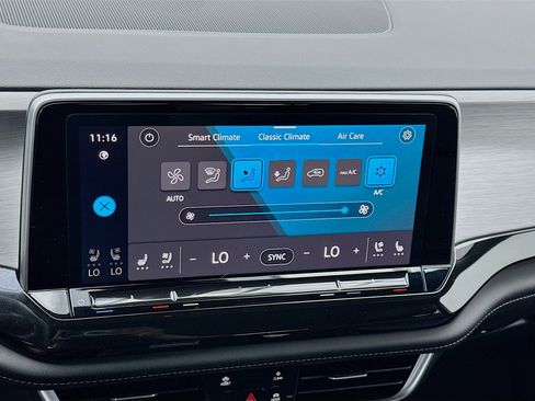 Used 2025 Volkswagen Atlas Cross Sport SE image 12