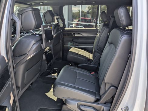 New 2026 Jeep Grand Wagoneer Summit image 12