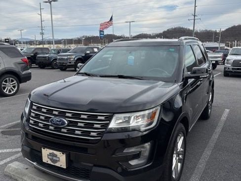 Used 2017 Ford Explorer XLT w/ Equipment Group 202A image 5