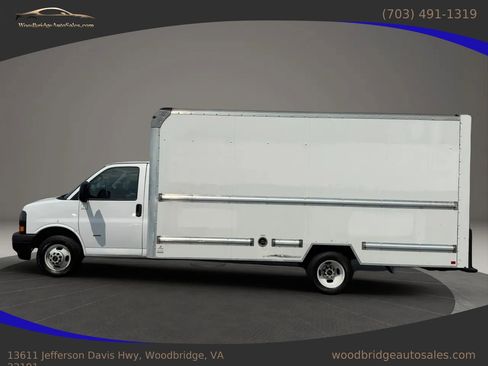 Used 2021 GMC Savana 3500 Extended w/ Power Convenience Package RWD image 3