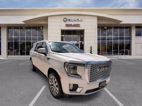 Certified 2022 GMC Yukon XL Denali w/ Denali Ultimate Package AWD/4WD image 3