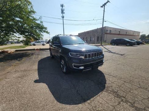 Used 2022 Jeep Wagoneer Series III w/ Premium Group I AWD/4WD image 6