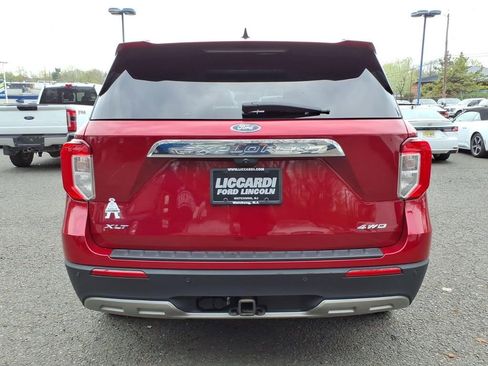 Used 2021 Ford Explorer XLT w/ Equipment Group 202A image 5