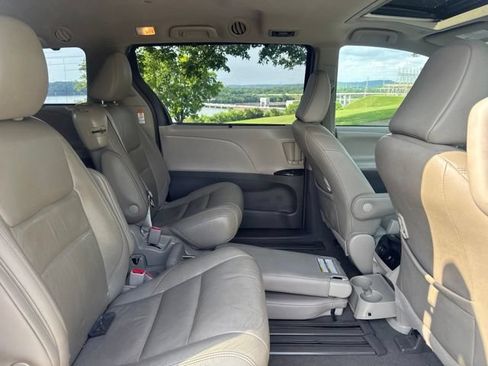 Used 2019 Toyota Sienna XLE FWD image 11