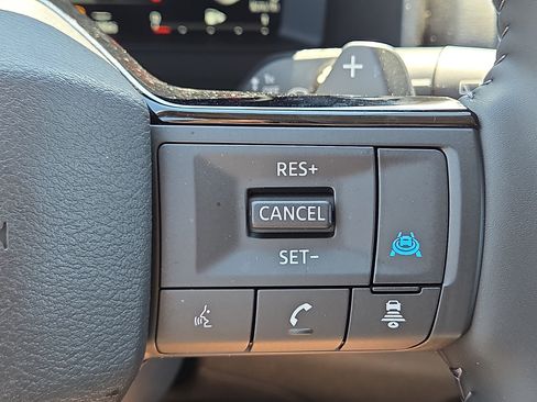 Used 2025 Nissan Rogue SL AWD/4WD image 22