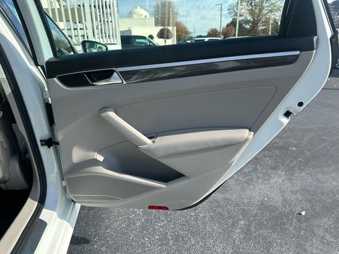 Used 2018 Volkswagen Passat 2.0T SE image 26