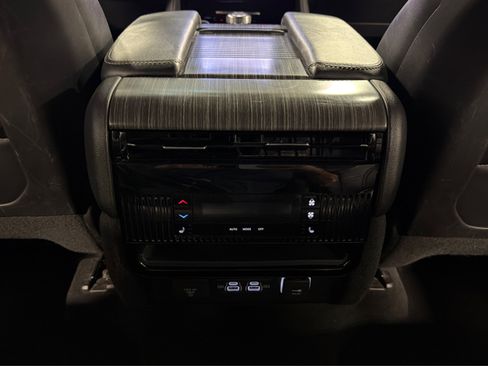 Used 2024 Jeep Wagoneer L Series II w/ Flexible Seating Group AWD/4WD image 40