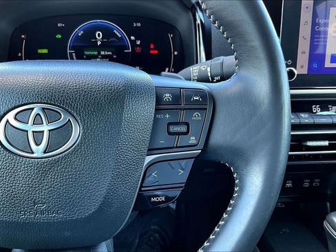 Used 2025 Toyota Camry SE image 19