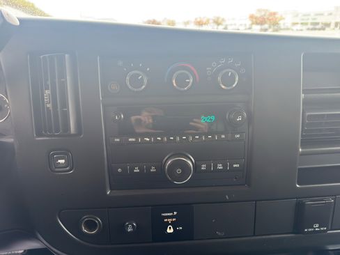 Used 2015 Chevrolet Express 3500 image 17