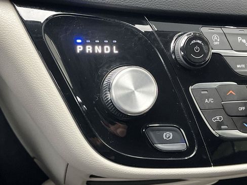 Used 2023 Chrysler Pacifica Touring-L FWD image 25