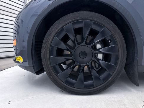 Used 2022 Tesla Model Y Long Range image 12