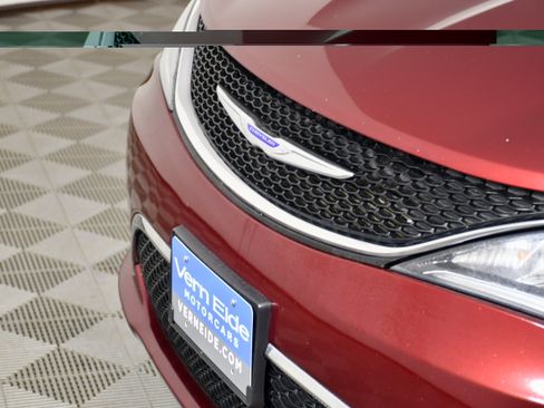 Used 2019 Chrysler Pacifica Touring-L FWD image 11