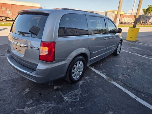 Used 2016 Chrysler Town & Country Touring FWD image 6