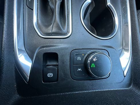 Used 2023 Chevrolet Traverse LT FWD image 38