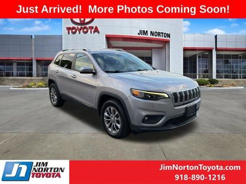 Used 2019 Jeep Cherokee Latitude Plus w/ Cold Weather Group AWD/4WD image 1