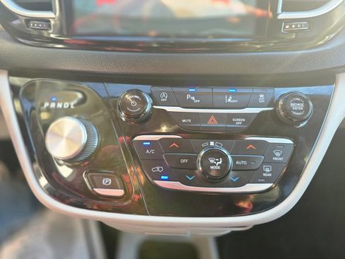 Used 2024 Chrysler Pacifica Touring-L FWD image 24