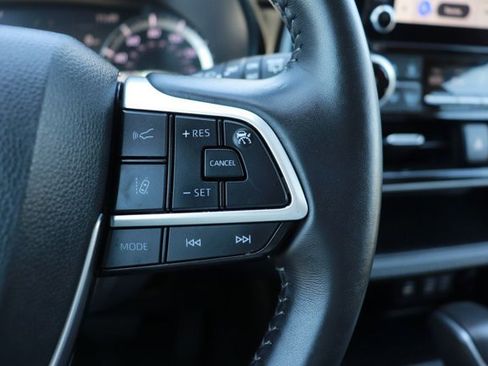 Used 2025 Toyota Highlander LE FWD image 21