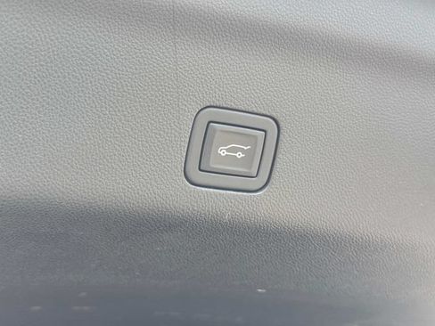 Used 2024 GMC Yukon XL SLT AWD/4WD image 14