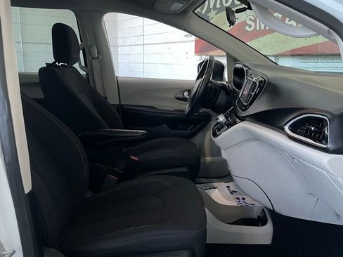 Used 2022 Chrysler Voyager LX image 12