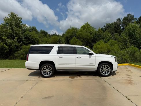 Used 2019 GMC Yukon XL Denali w/ Denali Ultimate Package AWD/4WD image 2