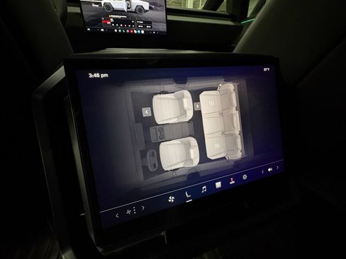 Used 2025 Tesla Cybertruck AWD Crew Cab image 31