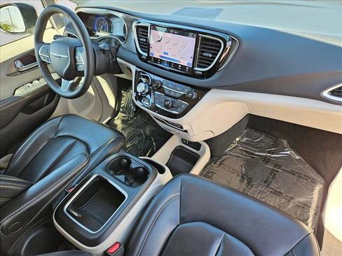 Used 2023 Chrysler Pacifica Touring-L FWD image 27