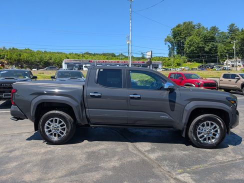 Certified 2025 Toyota Tacoma Limited AWD/4WD image 10