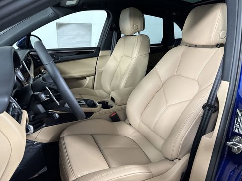 Certified 2025 Porsche Macan image 5