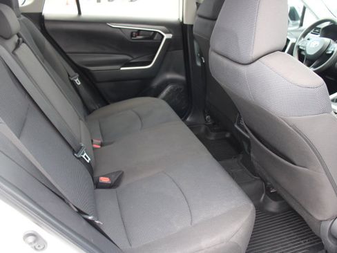 Certified 2022 Toyota RAV4 LE AWD/4WD image 17
