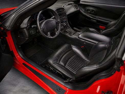 Used 2004 Chevrolet Corvette Convertible w/ Preferred Equipment Group RWD image 2