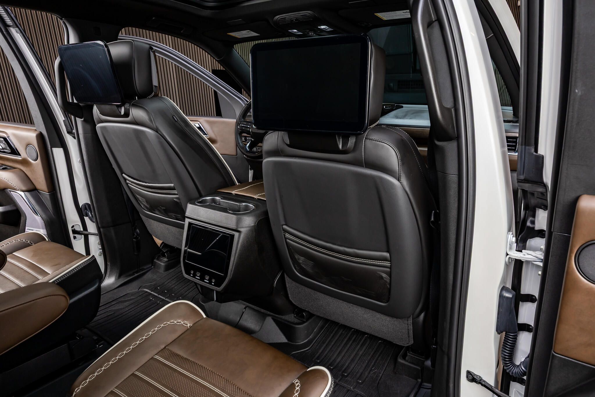 Used 2025 GMC Yukon Denali Ultimate w/ LPO, Floor Liner Package AWD/4WD image 30