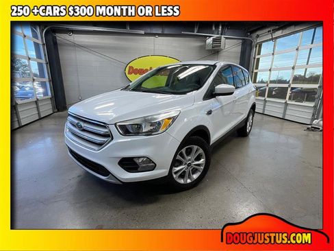 Used 2019 Ford Escape SE image 1