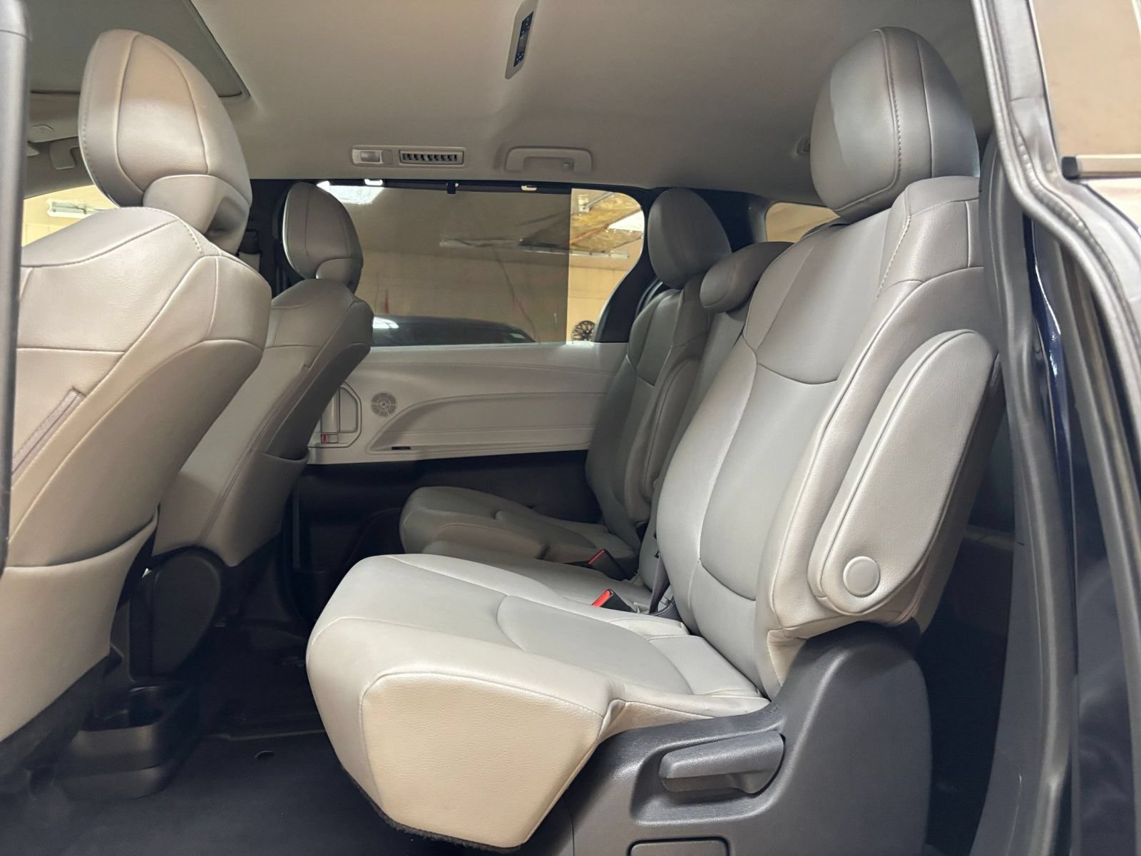 Used 2025 Toyota Sienna XLE FWD image 26