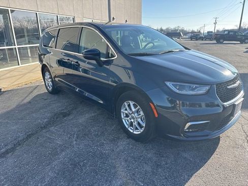 Used 2023 Chrysler Pacifica Touring-L FWD image 2