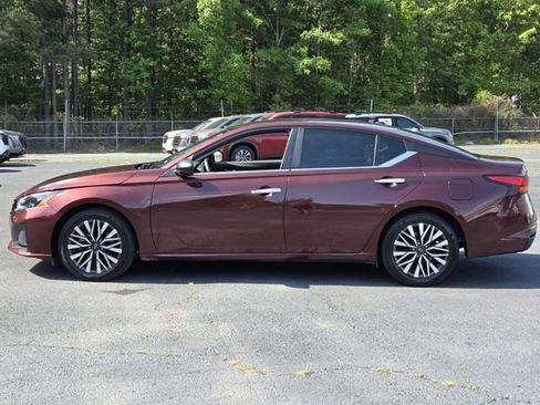 Certified 2024 Nissan Altima 2.5 SV FWD image 2