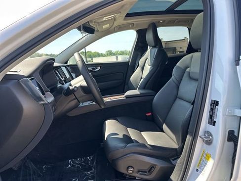 Certified 2022 Volvo XC60 B5 Momentum w/ Climate Package AWD/4WD image 18