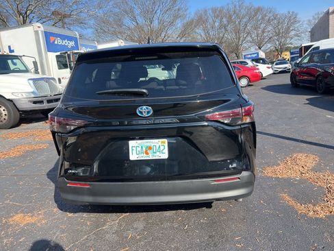Used 2025 Toyota Sienna LE image 6
