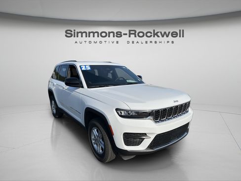 Used 2025 Jeep Grand Cherokee Laredo w/ Luxury Tech Group I AWD/4WD image 7