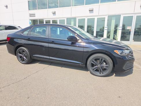Certified 2022 Volkswagen Jetta SE FWD image 3