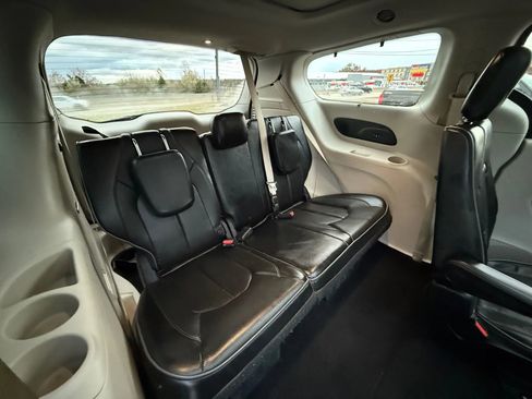 Used 2018 Chrysler Pacifica Limited image 23
