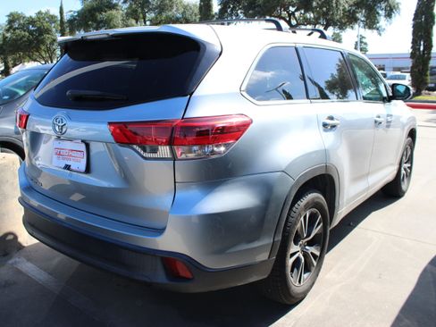 Used 2018 Toyota Highlander LE FWD image 11