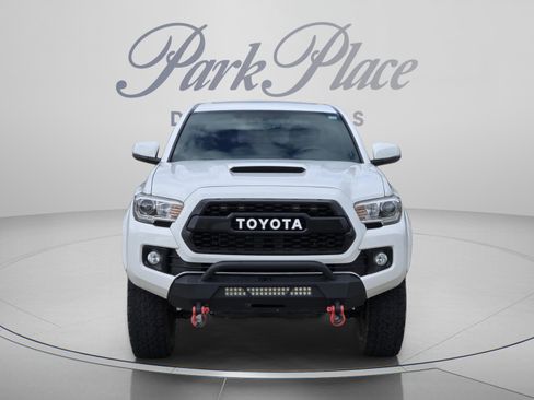 Used 2017 Toyota Tacoma TRD Sport AWD/4WD image 8