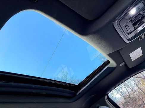 Used 2022 Chevrolet Silverado 1500 High Country w/ Technology Package image 16