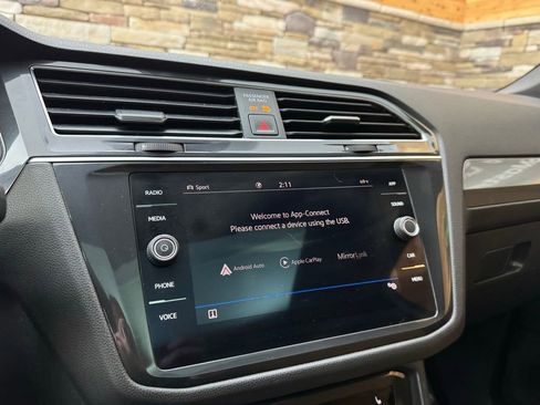 Used 2023 Volkswagen Tiguan SE w/ Panoramic Sunroof Package image 18