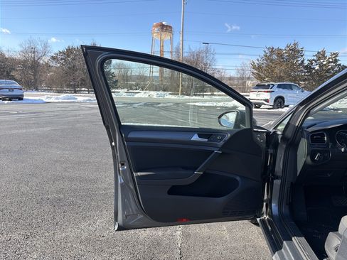 Used 2019 Volkswagen e-Golf SE w/ Driver Assistance Package image 11