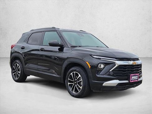 Used 2025 Chevrolet TrailBlazer LT AWD/4WD image 3