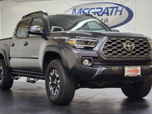 Used 2022 Toyota Tacoma TRD Off-Road w/ TRD Premium Off Road Package image 2