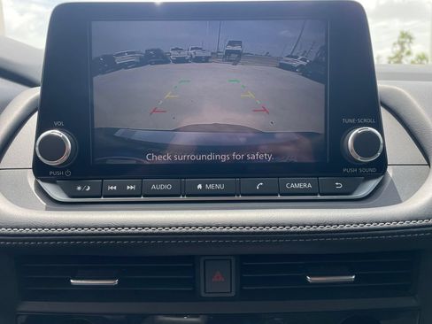 Certified 2025 Nissan Rogue SV FWD image 17